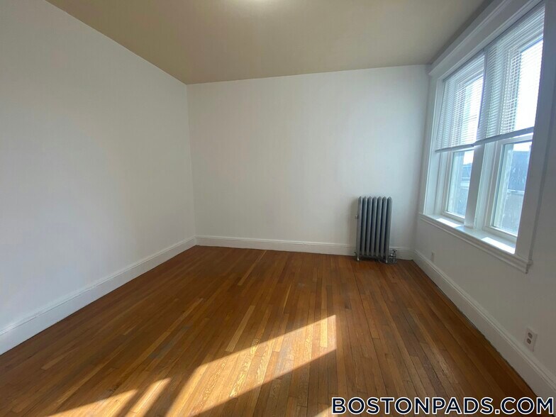 Building Photo - 143 Park Dr