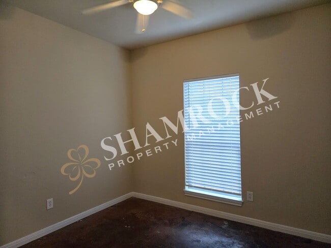 Building Photo - 3/2 Fourplex in Castle Heights
