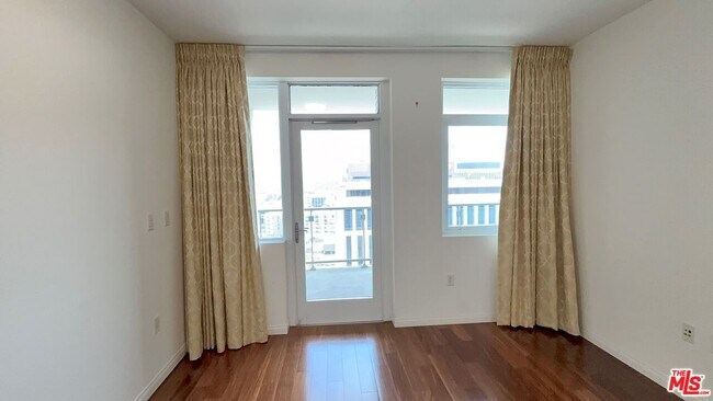 Building Photo - 3785 Wilshire Blvd