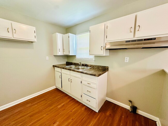 Building Photo - 3 bedroom home near Cane Run Rd now availa...