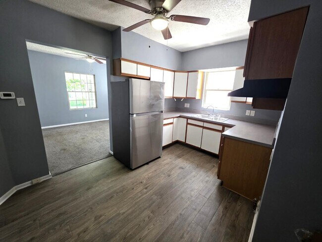 Building Photo - 1224 Pondview Ave