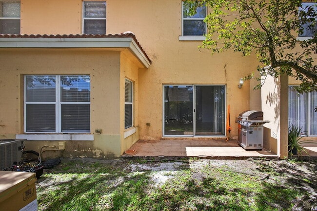 Building Photo - 513 Talia Cir