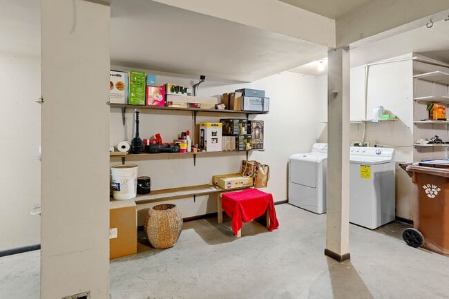 Building Photo - Spacious 2 Bed, 2 Bath Condo Near Downtown...