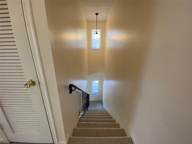 Building Photo - 310 SW 11th Ct