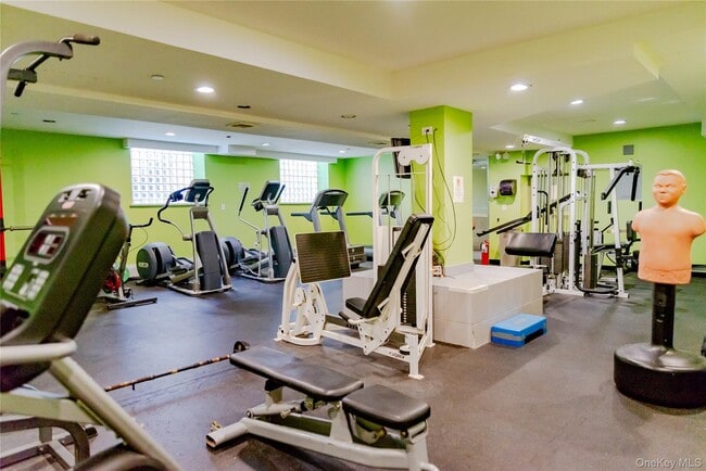 Building Photo - 25 W Broadway