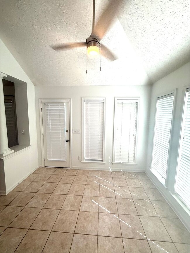 Building Photo - ** 3 Bed 2 Bath Located across from AUM **...