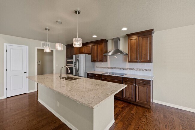 Building Photo - Immaculate & Stunning 4BD Ranch Style in C...