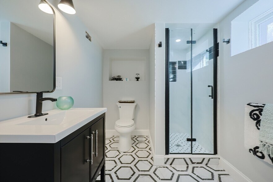 Building Photo - 111 Sharon St