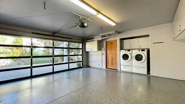 Building Photo - Modern, Updated 3-Bedroom Home in Stoneridge with Air Conditioning