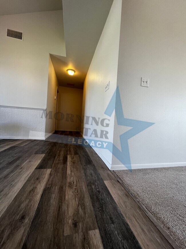 Building Photo - 703 City View Dr