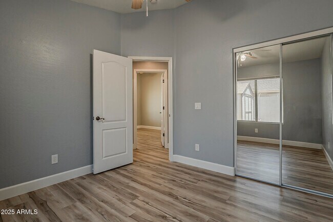 Building Photo - 2020 W Carter Rd