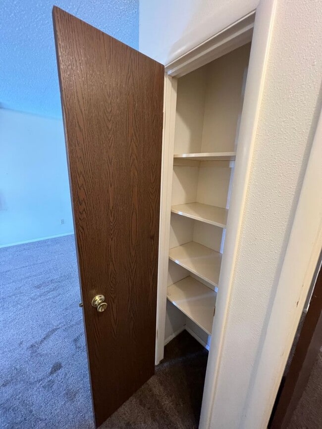 Building Photo - 1 Bedroom 1 Bath Townhouse in Great Neighborhood