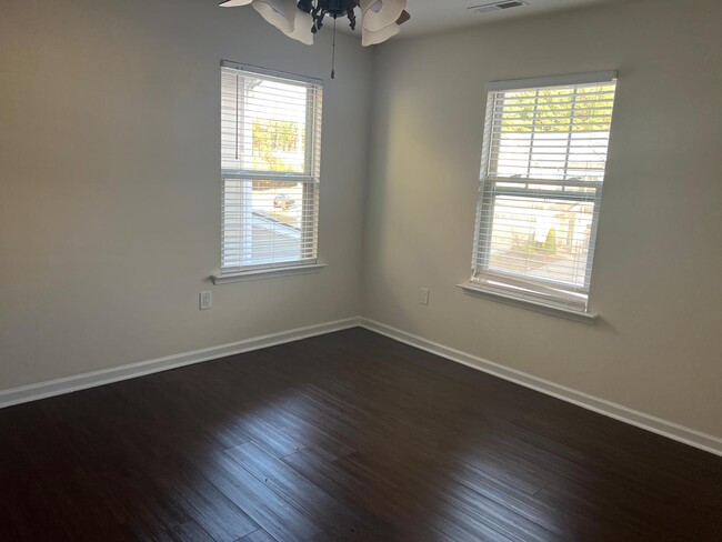 Building Photo - 2121 Chipley Dr