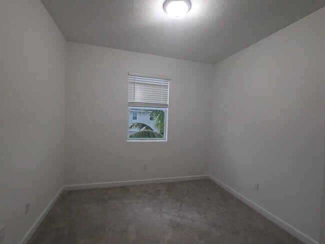 Building Photo - 4588 Hollister Ave