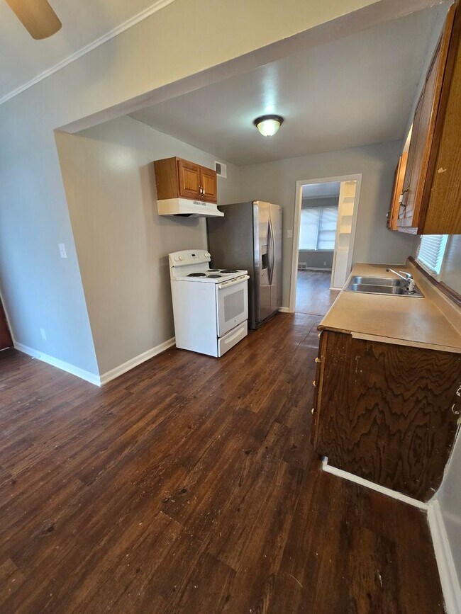 Building Photo - Three Bedroom Home Located in Warren Township near 10th and Franklin Rd