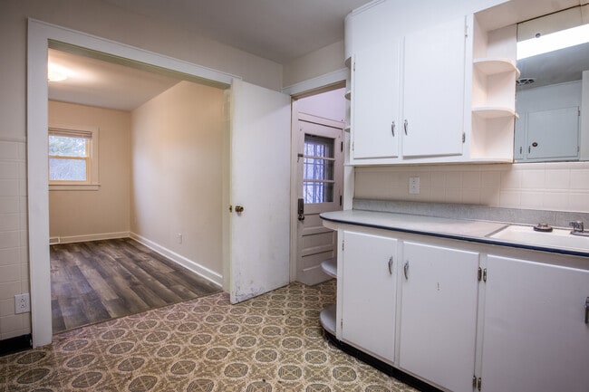 Building Photo - 610 Russell St