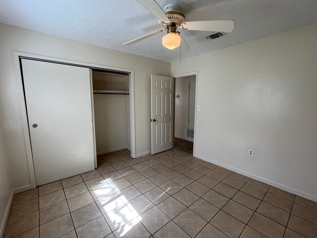 Building Photo - 841 Meadow Ln