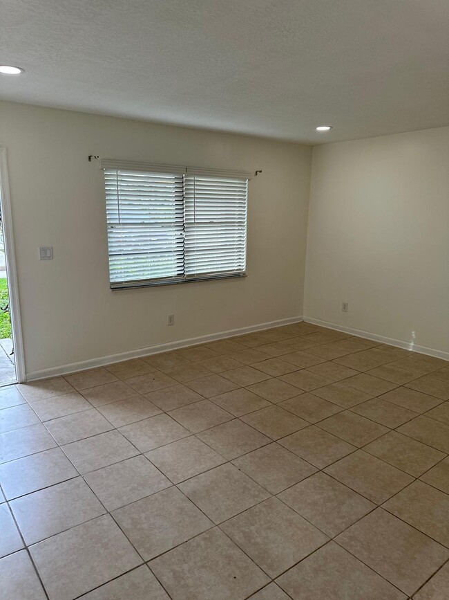 Building Photo - 1253 White Pine Dr