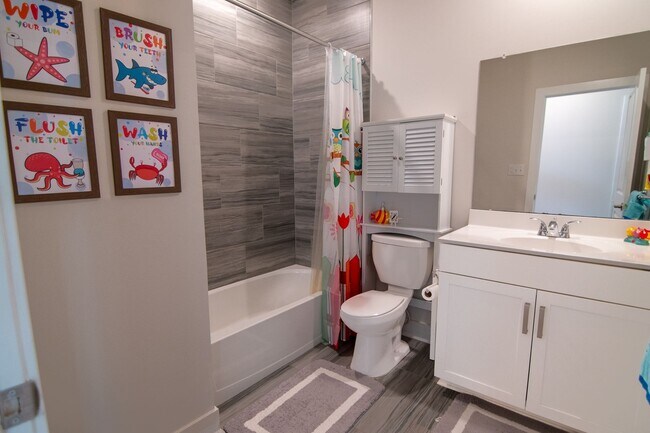 Building Photo - Luxury 3B/3.5B Townhome with Finished Base...
