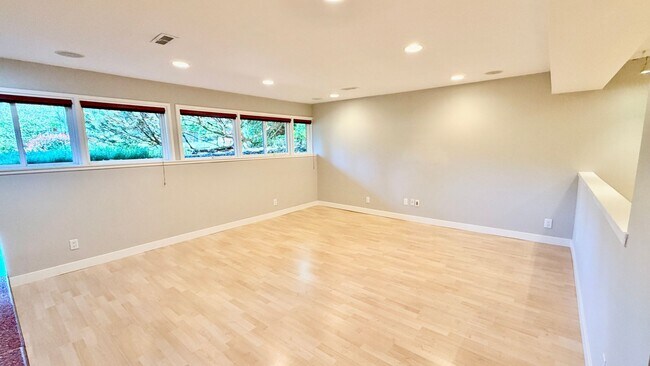 Building Photo - Spacious 4BR Bellevue Home with A/C, Office & Private Yard Near Microsoft