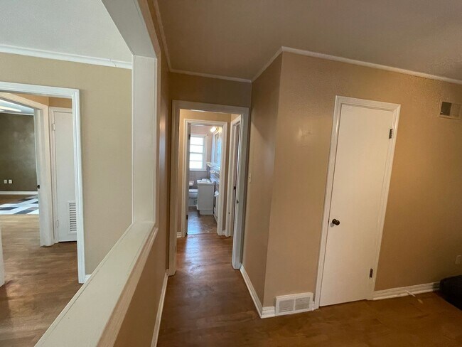 Building Photo - 4 bed 2 bath 2 car, Great Character and st...