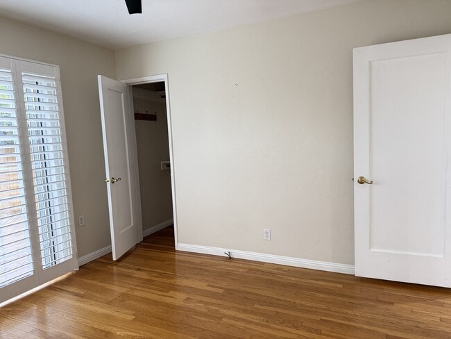 Building Photo - 558 Irving Ave