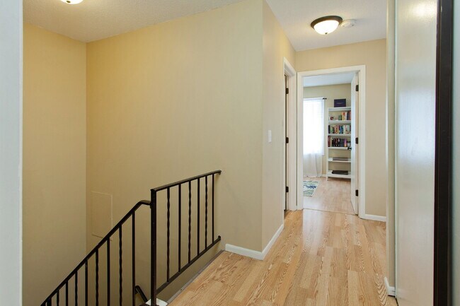 Building Photo - Charming 3-Bed Duplex in SE Minneapolis