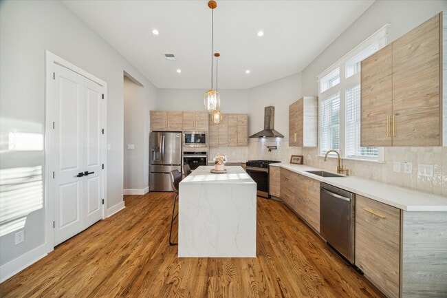 Building Photo - 1003 E 28th St