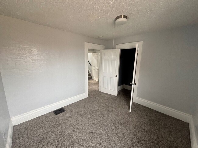 Building Photo - Charming 5-Bedroom Property in Prime Location