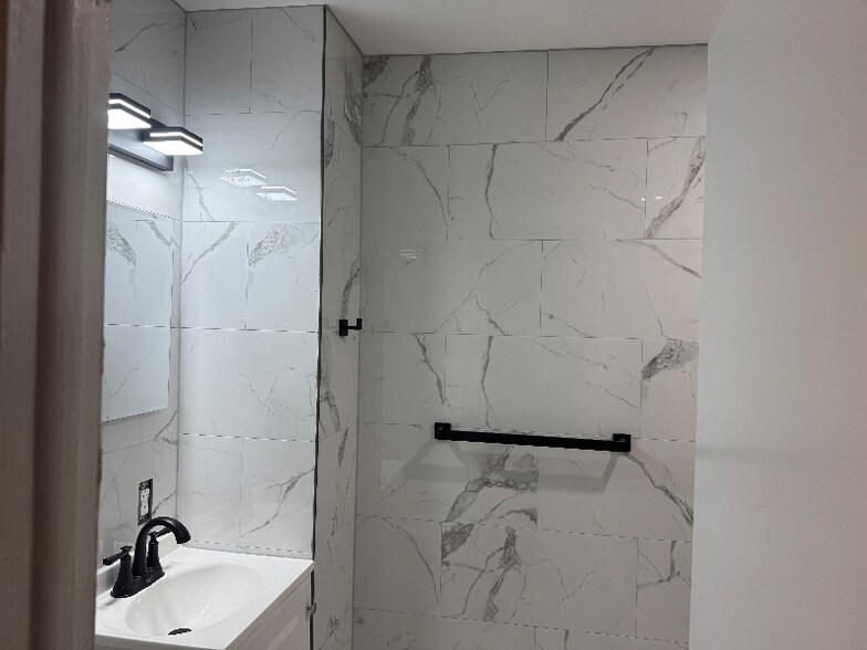 Building Photo - 9405 Kirkwood Rd