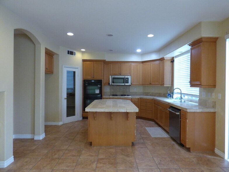 Building Photo - 7238 San Carmela Ct
