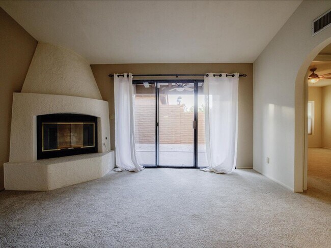 Building Photo - 3 Bedroom 2 Bathroom with Community Pool!!