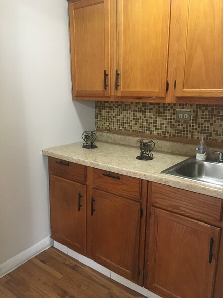 Building Photo - 100 Vana Dr