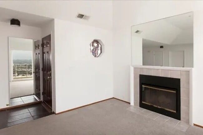 Building Photo - Amazing 2BR/2BA Townhome w/ Parking, In-Un...