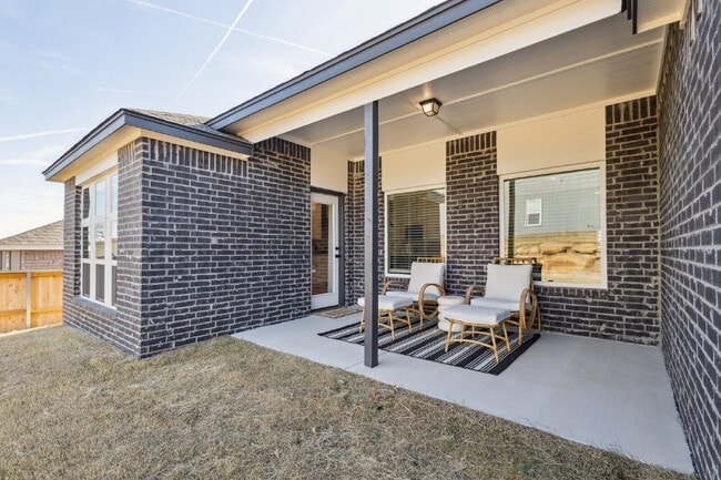 Building Photo - Fully Furnished 4 Bedroom