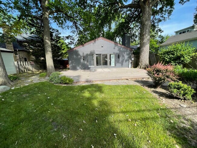 Building Photo - 1366 Cavell Ave