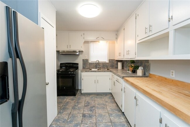Building Photo - 706 Pennington Dr