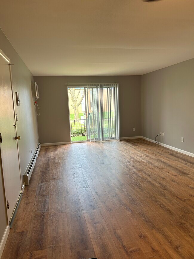 Building Photo - 1830 Axtell Dr