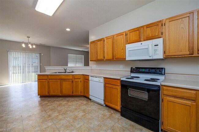Building Photo - 5819 Woodside Ln