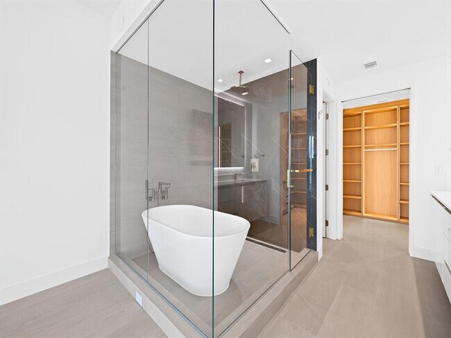 Building Photo - 700 NE 24th St