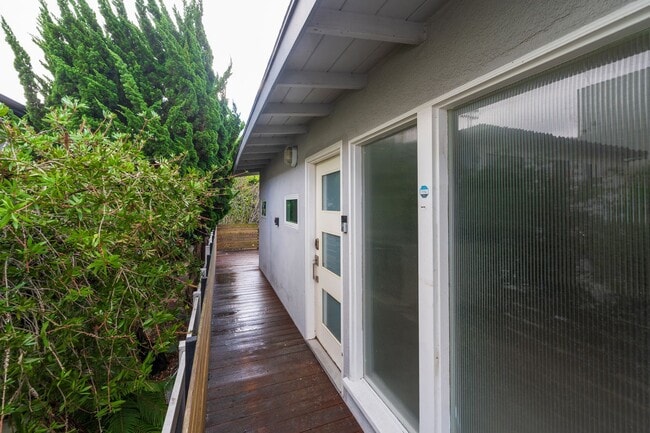 Building Photo - Private and Comfy Manhattan Beach Home