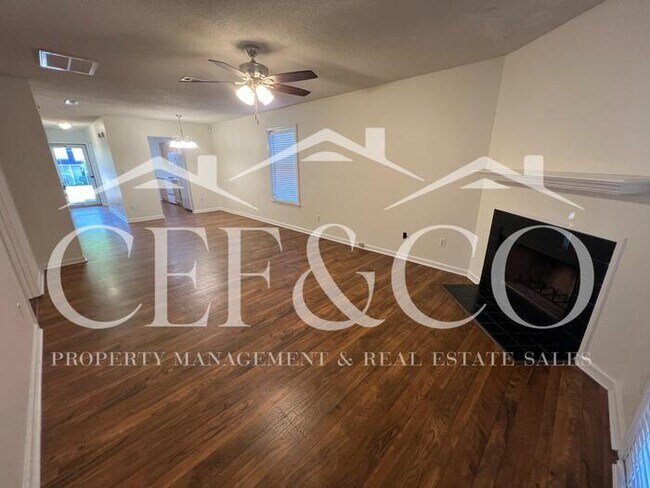 Building Photo - Lovely 2 bedroom 2 bathroom townhome now available.