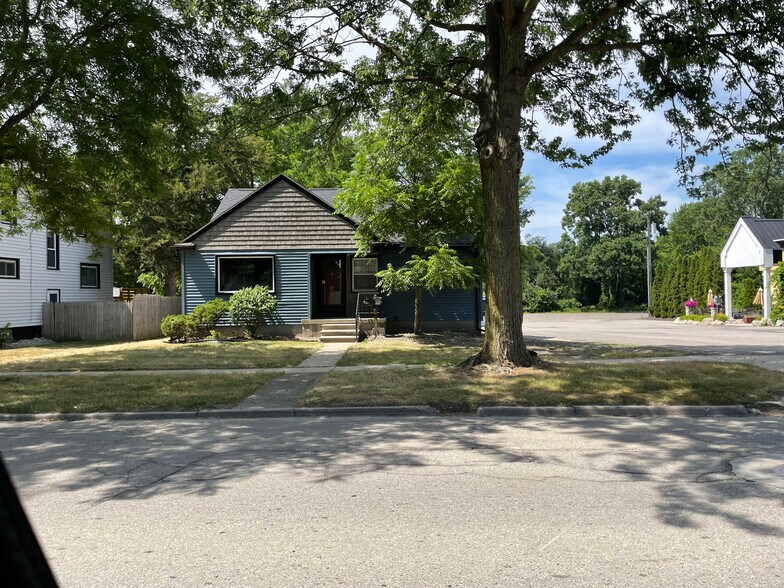 Primary Photo - 26095 E Huron River Dr