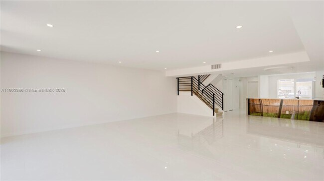 Building Photo - 933 NE 24th Ave