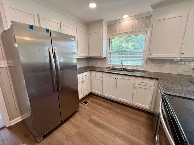 Building Photo - 3BR 1.5BA, All Brick Ranch Home *Fenced Backyard*