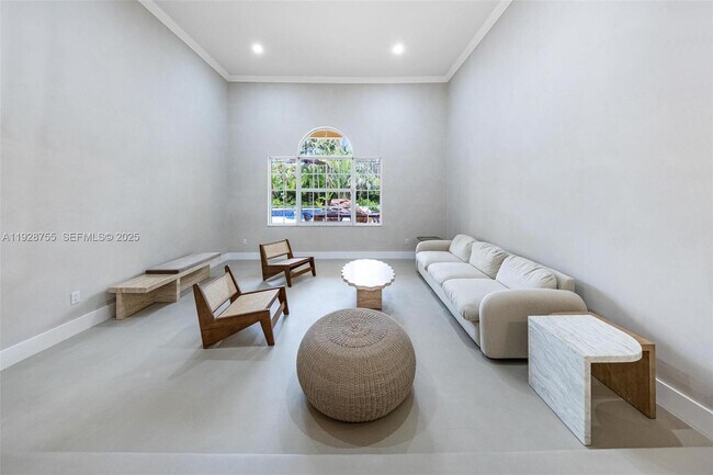 Building Photo - 1033 Almeria Ave