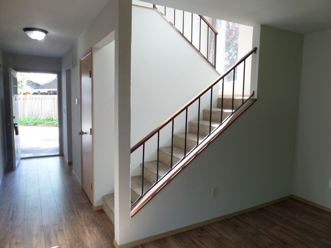 Building Photo - Super Cute 3 Bedroom Duplex with Fenced Ba...