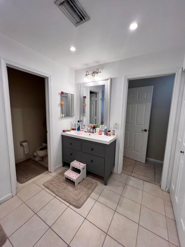 Building Photo - 5650 Coach House Cir