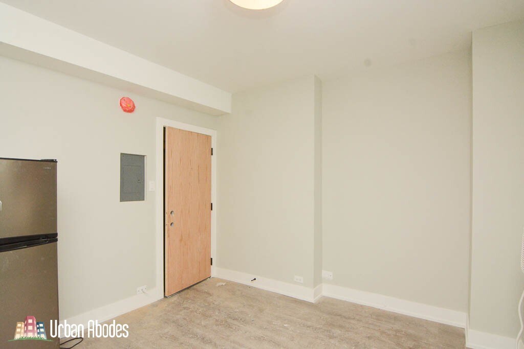 Building Photo - 515 W Belmont Ave