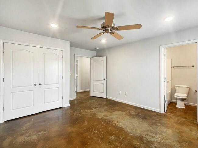 Building Photo - 803 Parkview Dr